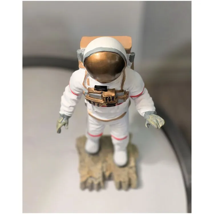 Статуэтка Astronaut man