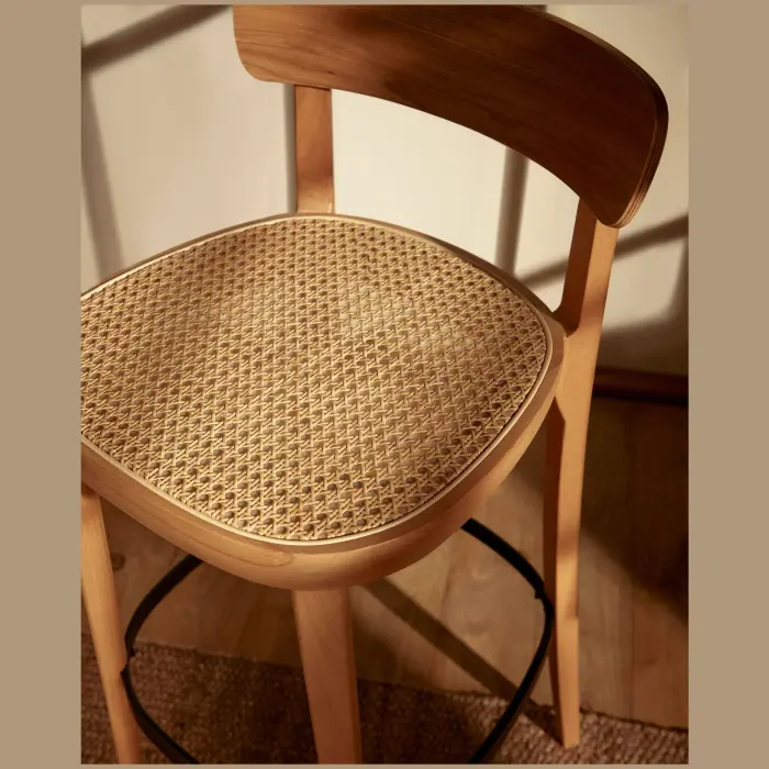 Барный стул Romane из бука с натуральной отделкой шпона ясеня и сиденьем из ротанга
