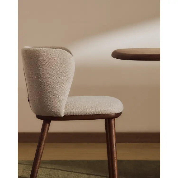 Стул Ciselia из бежевого шенилла с ножками из ясеня в отделке орех