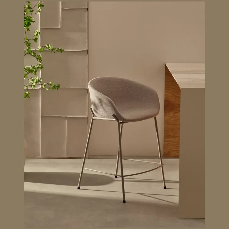 Барный стул Yvette из бежевого шенилла с бежевыми стальными ножками 75 см