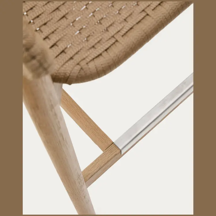 Барный стул Arinella из массива акации с натуральной отделкой и бежевой веревкой, высота 75 см