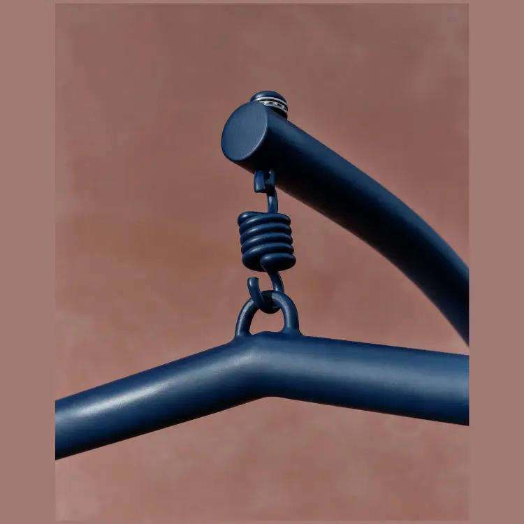 Подвесное кресло Saliga из искусственного ротанга синего цвета с основанием из алюминия