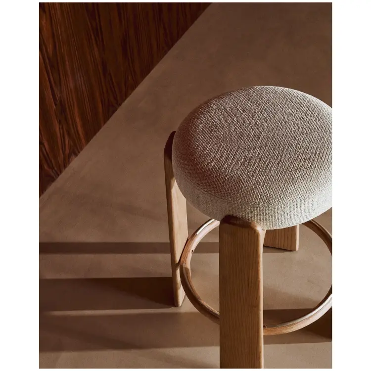 Granite Полубарный табурет из бежевого шенилла и массива ясеня в натуральной отделке 65 см