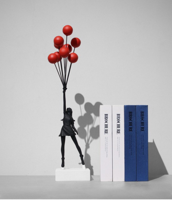 Статуэтка Lady with Flying Balloons