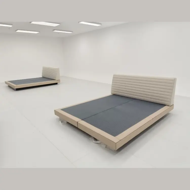 Двуспальная кровать на ножках Est