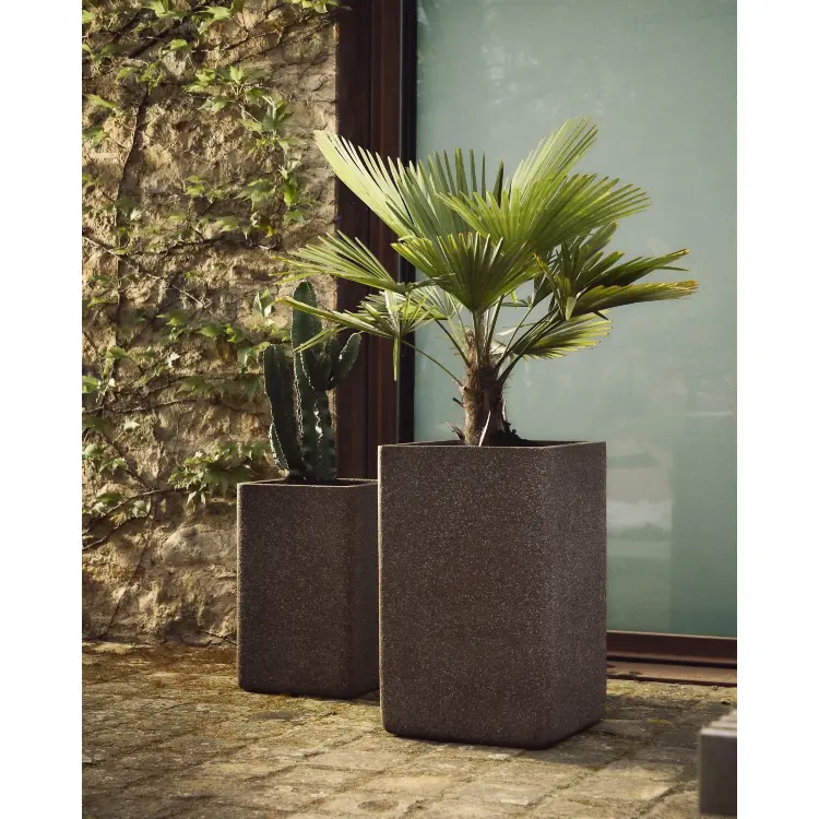 Набор из 2 высоких кашпо Minoa коричневого цвета из песчаника 44 x 44 см