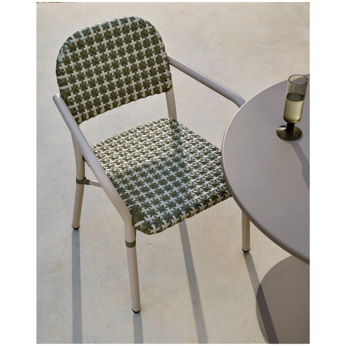 Уличный стул Tuccia бежевого-зеленого цвета из алюминия и искусственного ротанга