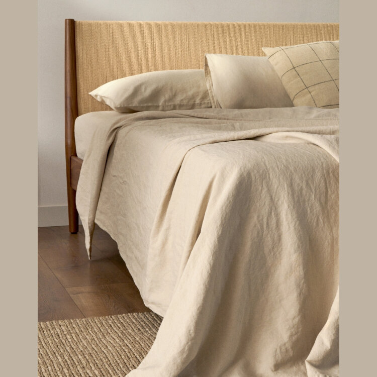 Кровать Elan из шпона и массива ореха со шнуром 180 x 200