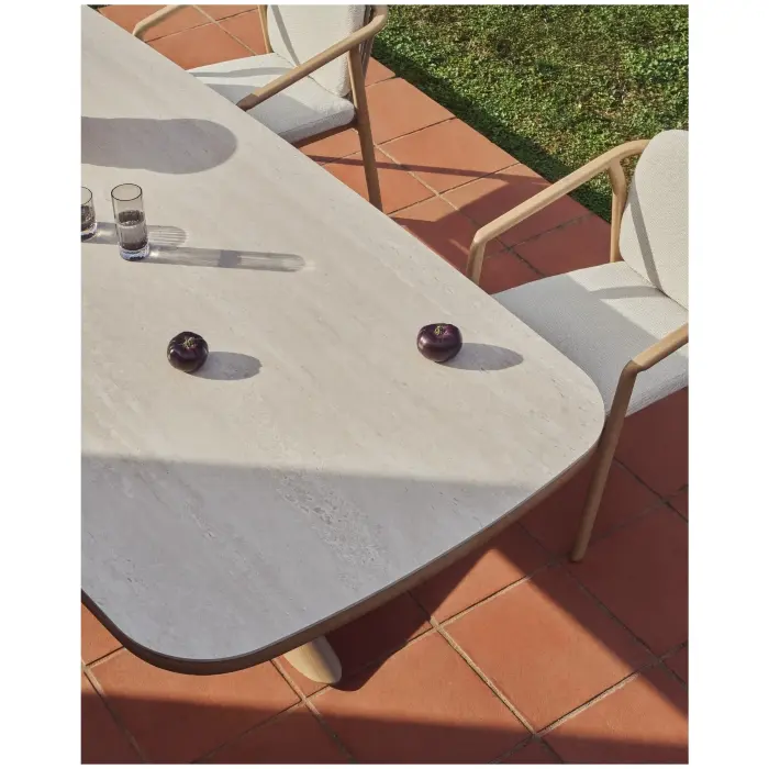 Уличный стол Mirtia из алюминия с отделкой под дерево и кремового спеченного камня, 240 x 110 см