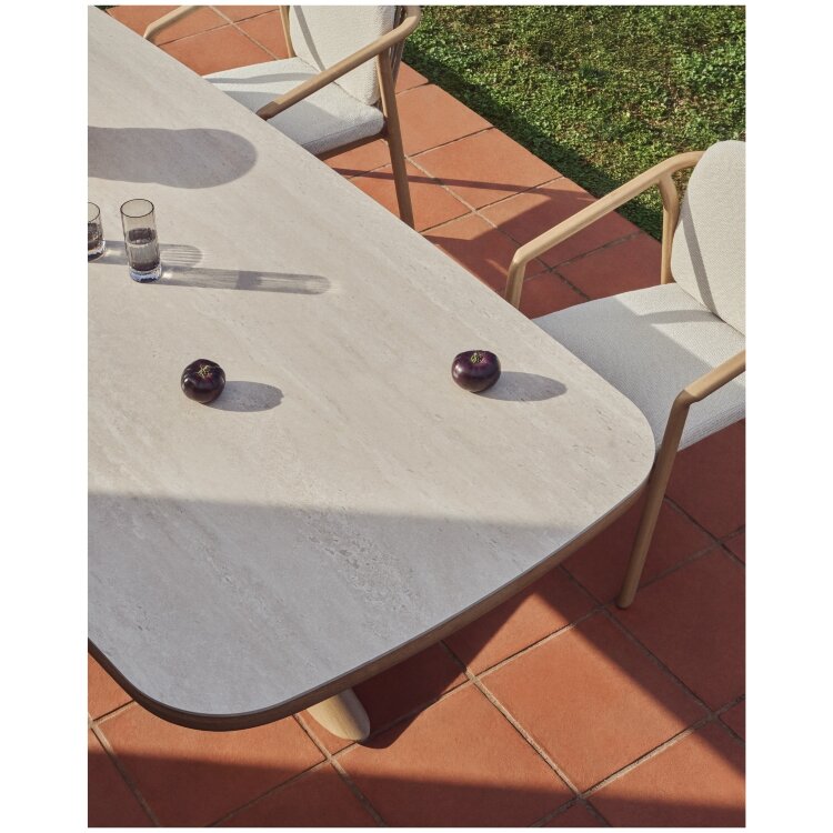 Уличный стол Mirtia из алюминия с отделкой под дерево и кремового спеченного камня, 240 x 110 см
