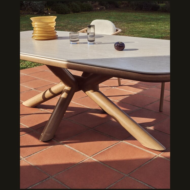 Уличный стол Mirtia из алюминия с отделкой под дерево и кремового спеченного камня, 240 x 110 см