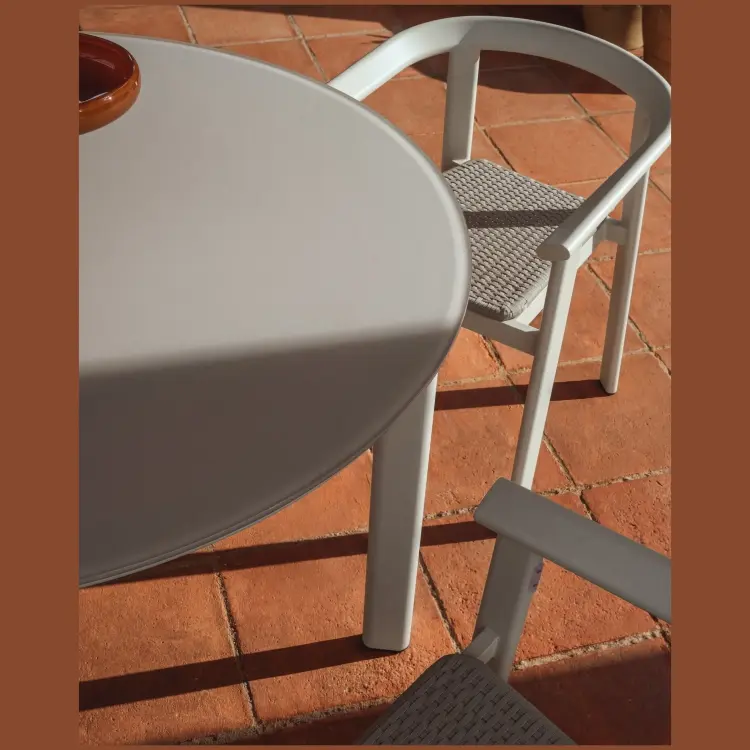 Уличный стол Erice из алюминия и закаленного стекла цвета экрю, 120 см