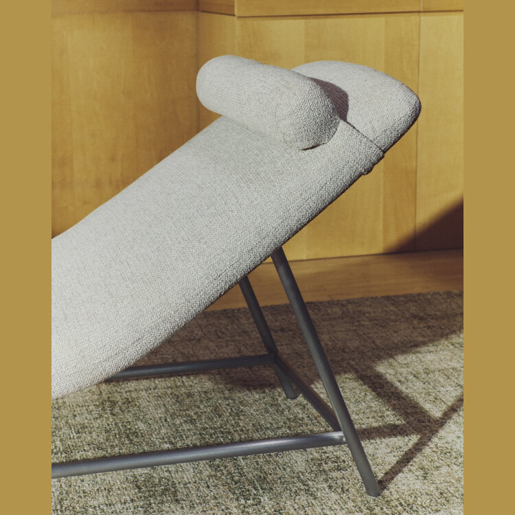 Кушетка Osla из бежевого шенилла с ножками из стали