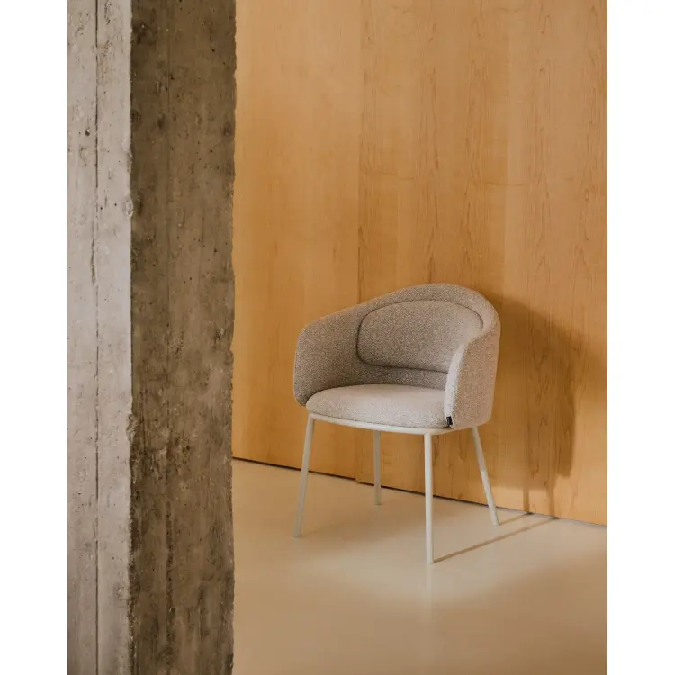 Стул Minda из плотной бежевой шенилловой ткани и стальными ножками бежевого цвета