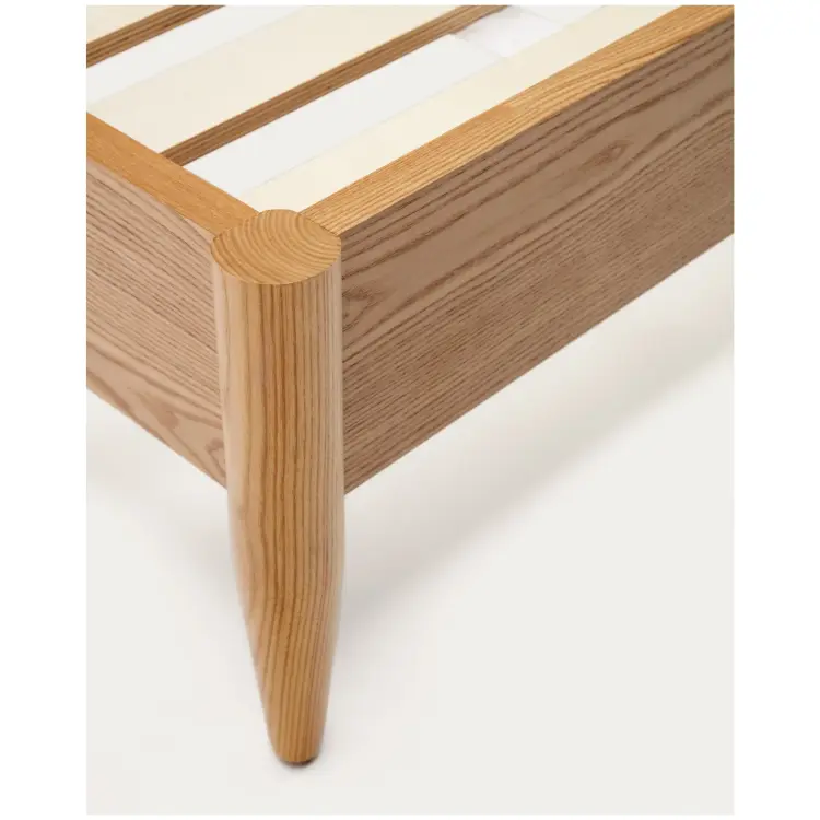 Octavia Кровать из ясеневой фанеры с белым мягким изголовьем 160 x 200 см