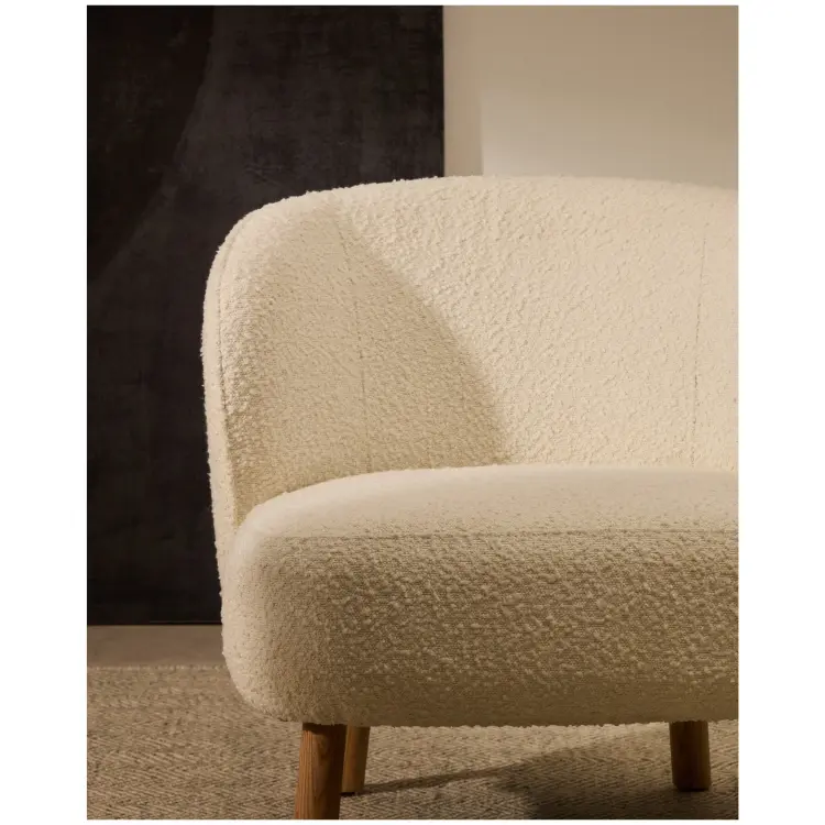 Кресло Ulit из белого букле с ножками из бука в натуральной отделке