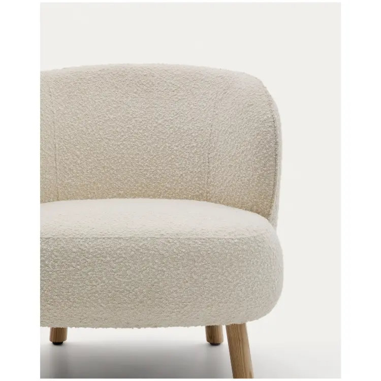 Кресло Ulit из белого букле с ножками из бука в натуральной отделке