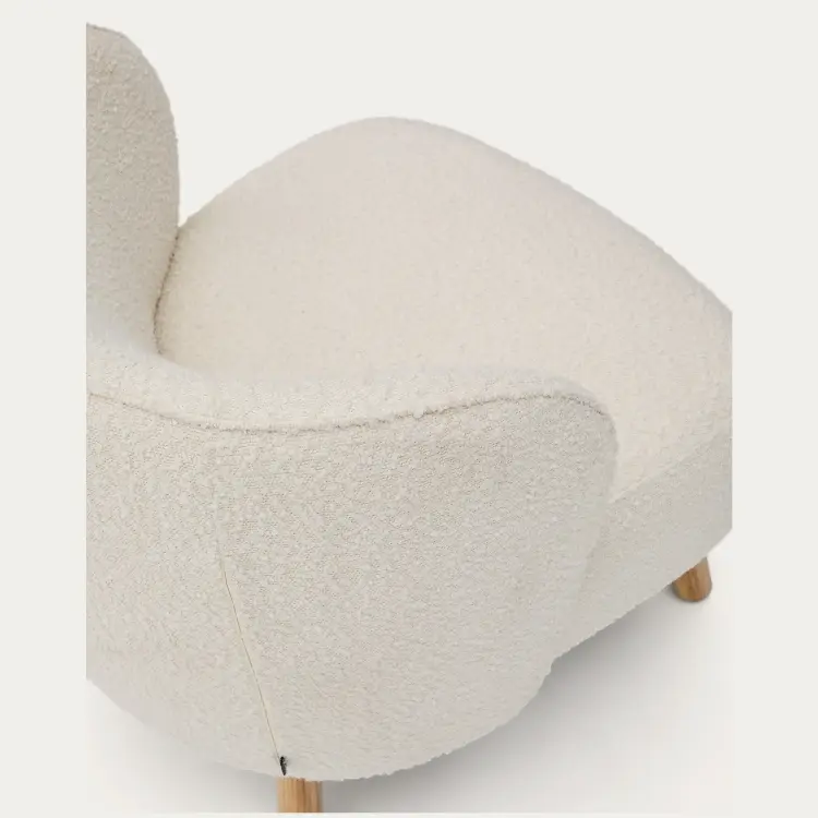 Кресло Ulit из белого букле с ножками из бука в натуральной отделке