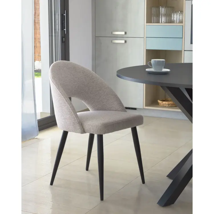 Бежевый стул Mael на стальных ножках с черной отделкой