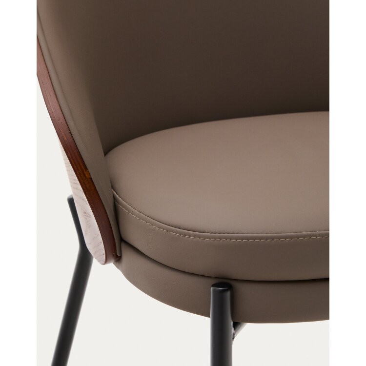 Стул Eamy из коричневой экокожи, ясеневого шпона с отделкой под орех и черного металла