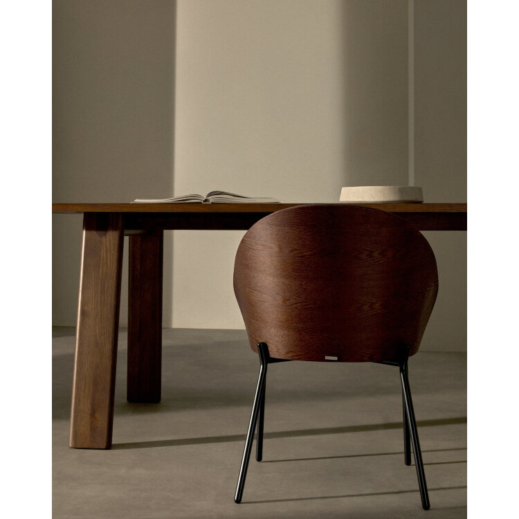 Стул Eamy из коричневой экокожи, ясеневого шпона с отделкой под орех и черного металла
