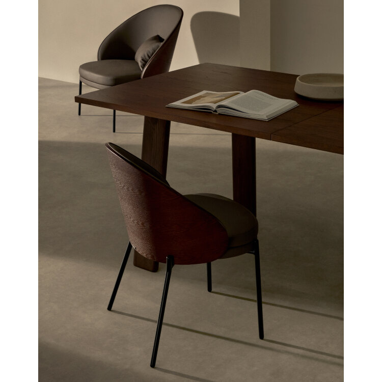 Стул Eamy из коричневой экокожи, ясеневого шпона с отделкой под орех и черного металла