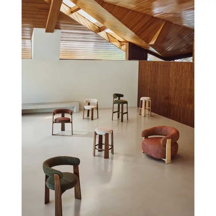 Granite Стул на 4 ножках из бежевого шенилла и массива ясеня в отделке орех