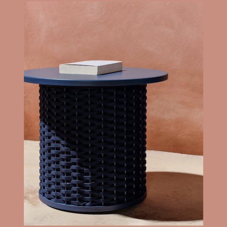 Уличный приставной столик Sedalis из алюминия и веревки синего цвета Ø50 см