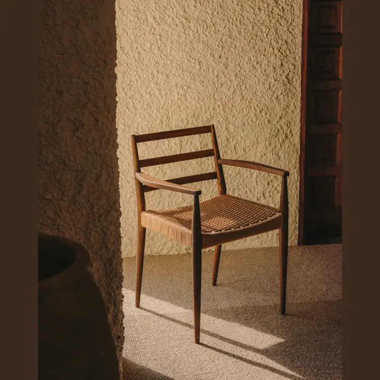Analy Стул из массива дуба с отделкой под орех и сиденьем из веревки