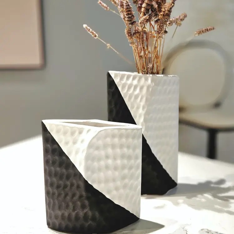 Ваза Black and White Vase A