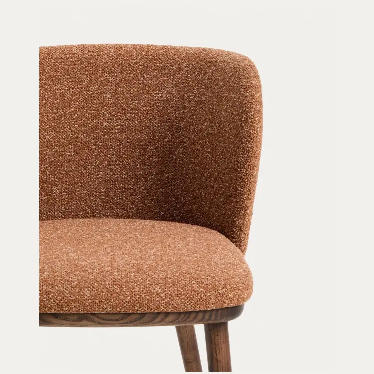 Полубарный стул Ciselia из терракотового шенилла с ножками из ясеня в отделке орех