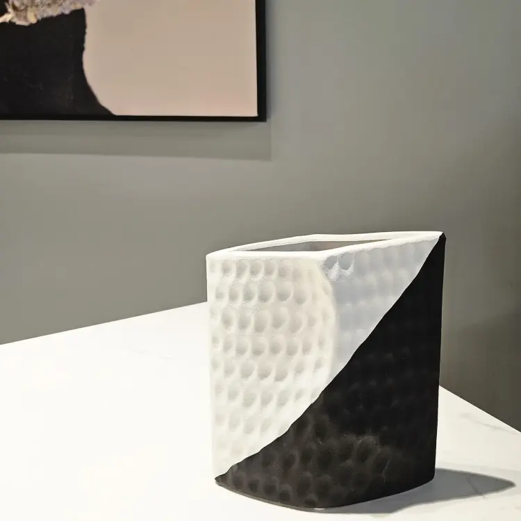 Ваза Black and White Vase B