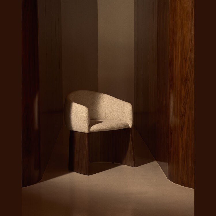 Стул Bosca из бежевого шенилла и орехового шпона