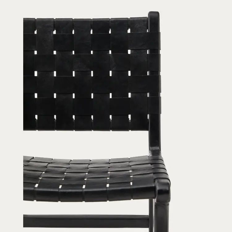 Стул Calixta из кожи и красного дерева с черной отделкой