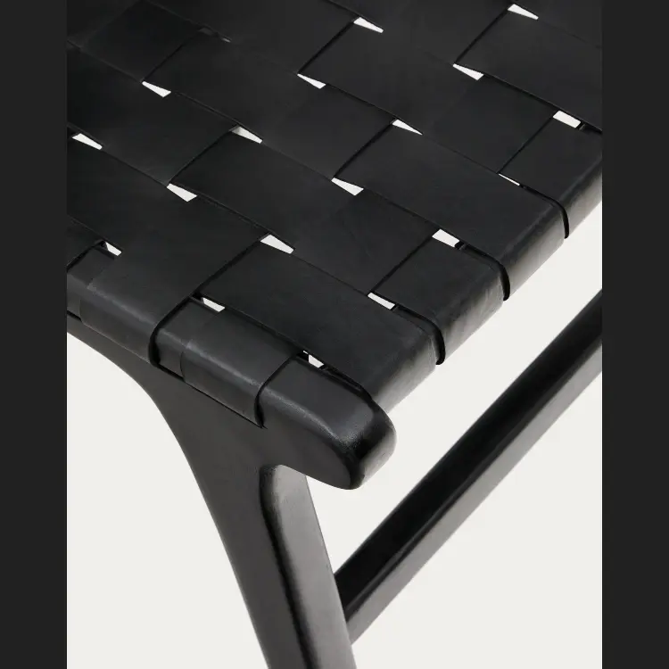 Стул Calixta из кожи и красного дерева с черной отделкой