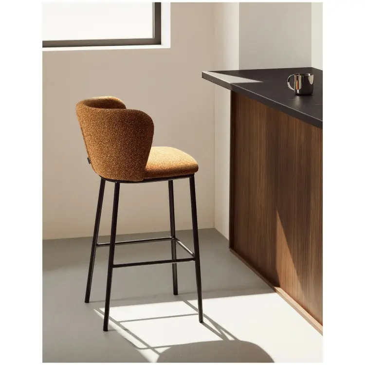 Барный стул Ciselia из терракотового шенилла с ножками из черной стали