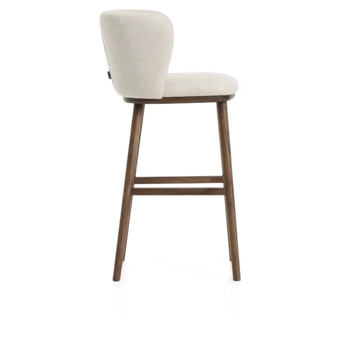 Барный стул Ciselia из бежевого шенилла с ножками из ясеня в отделке орех