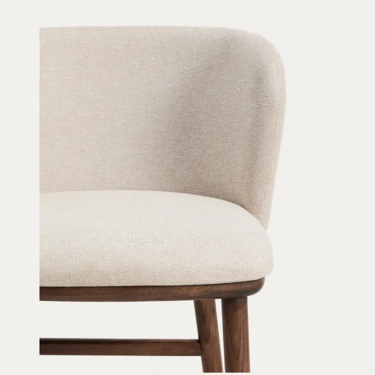 Барный стул Ciselia из бежевого шенилла с ножками из ясеня в отделке орех