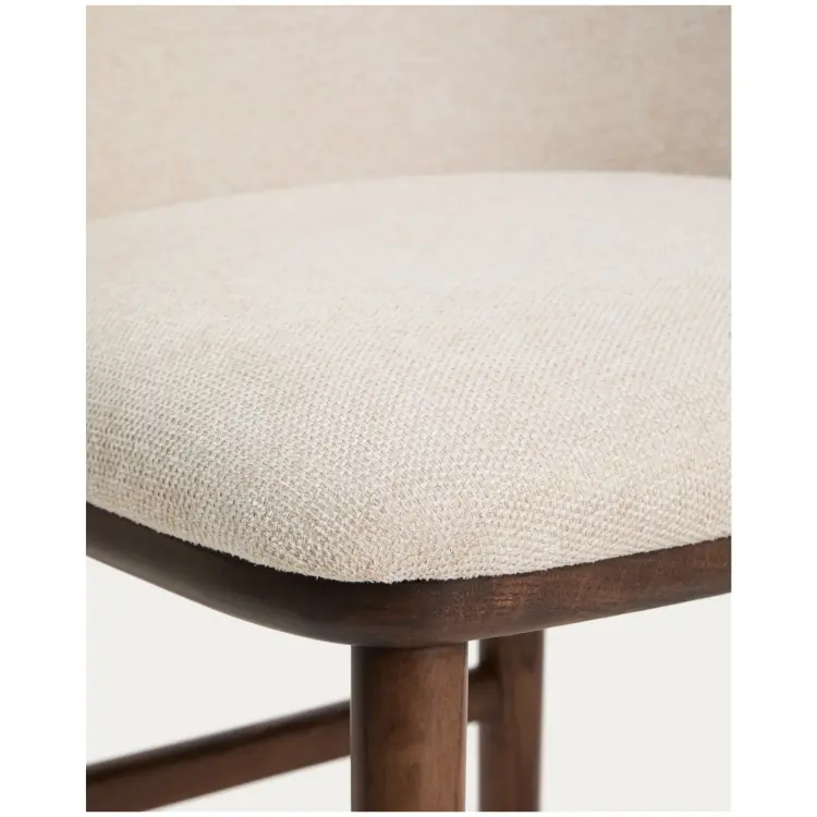 Барный стул Ciselia из бежевого шенилла с ножками из ясеня в отделке орех