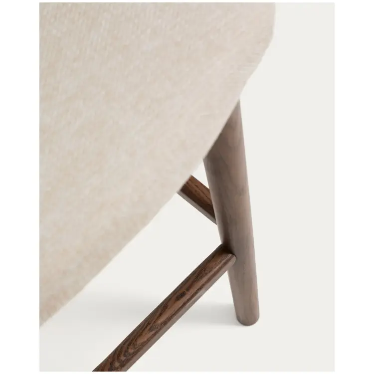 Барный стул Ciselia из бежевого шенилла с ножками из ясеня в отделке орех