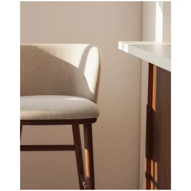 Барный стул Ciselia из бежевого шенилла с ножками из ясеня в отделке орех