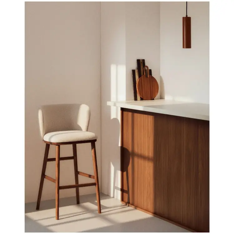 Барный стул Ciselia из бежевого шенилла с ножками из ясеня в отделке орех