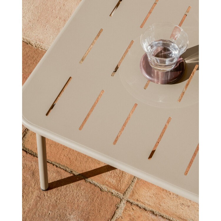 Уличный стол Zivia из оцинкованной стали бежевого цвета, 90 x 50 см