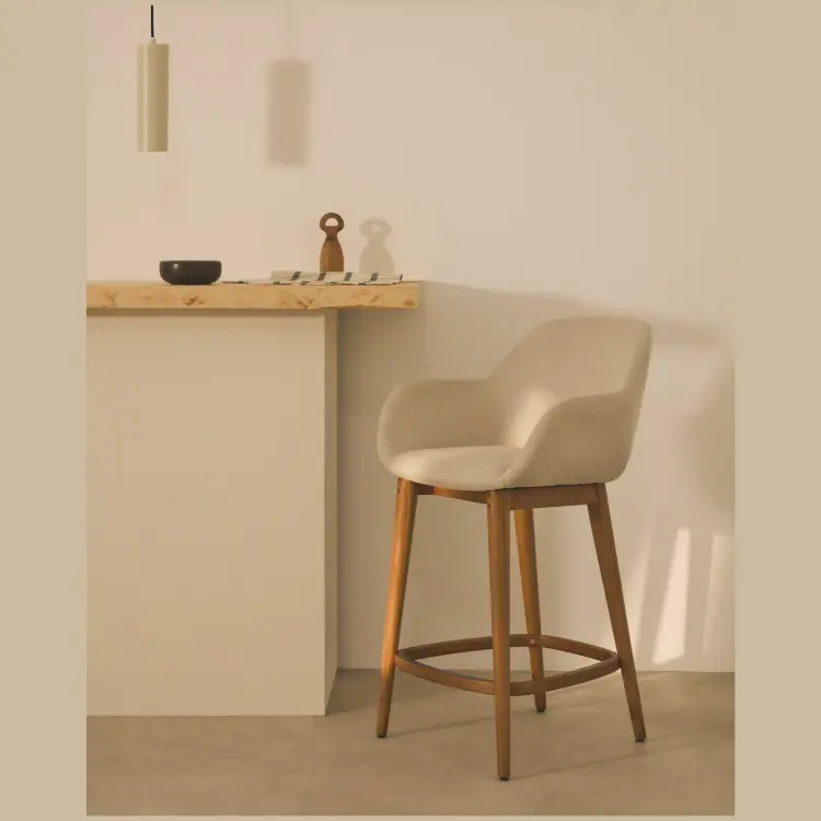 Полубарный стул Konna бежевого цвета с ножками из массива ясеня в темной отделке, 65 см