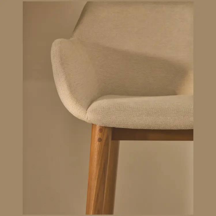 Полубарный стул Konna бежевого цвета с ножками из массива ясеня в темной отделке, 65 см