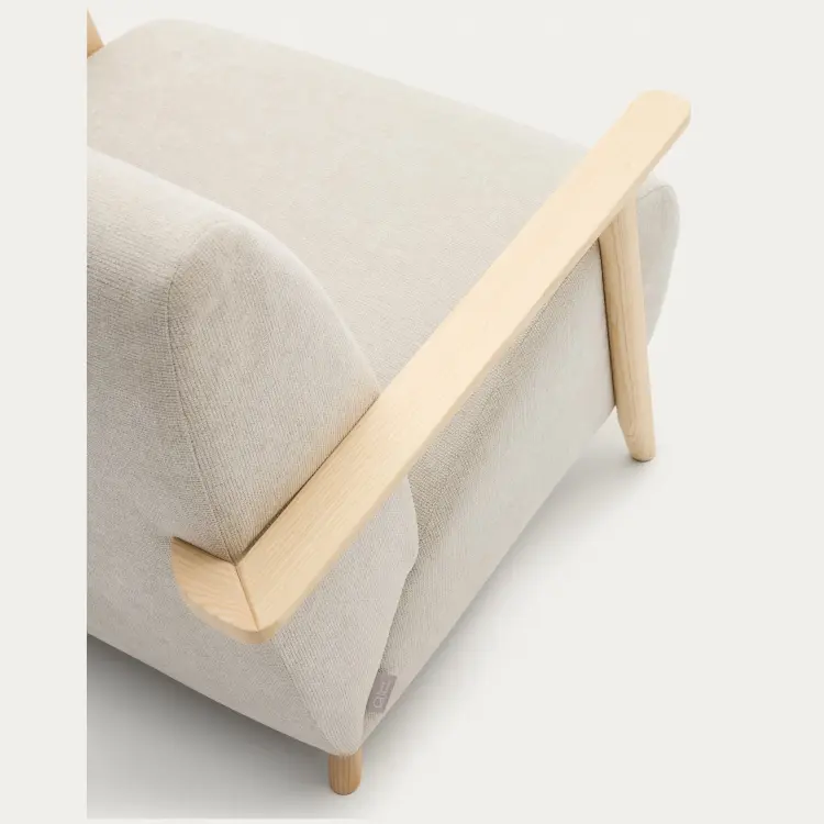 Кресло Meghan из жемчужного шенилла и массива бука в натуральной отделке