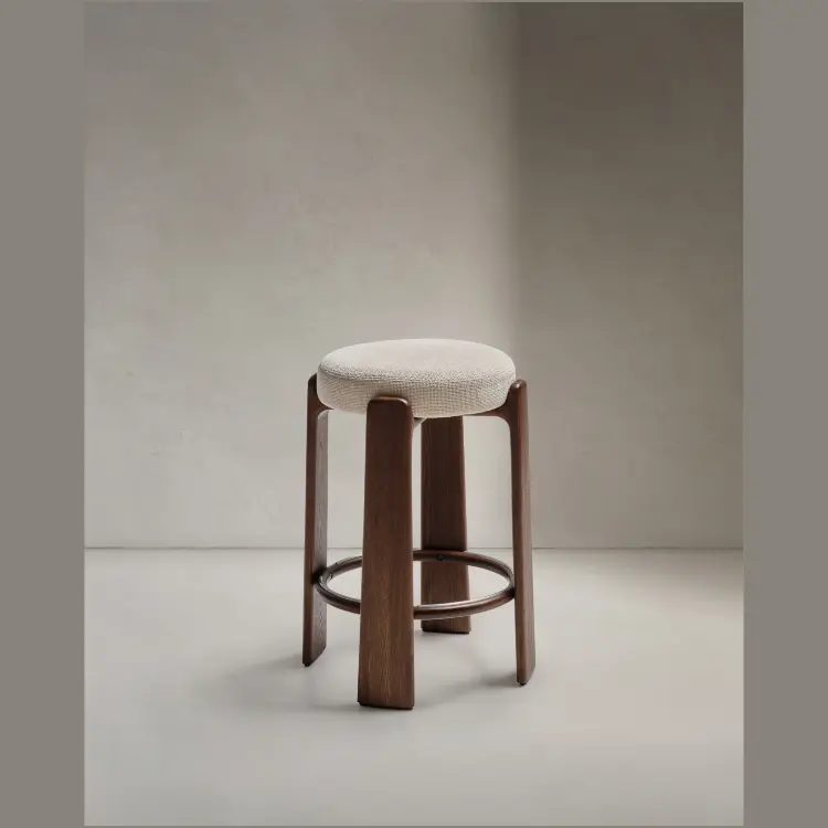 Granite Барный табурет из бежевого шенилла и массива ясеня в отделке орех 75 см