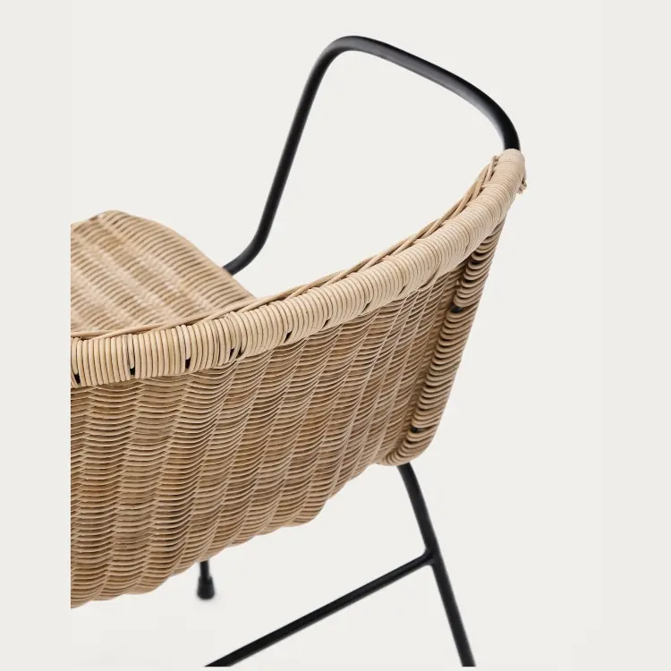 Уличный стул Eltiera из искусственного ротанга с черной стальной рамой