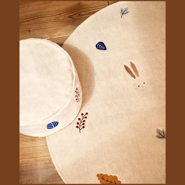 Пуф Yanil из 100% белого хлопка с разноцветной вышивкой Ø 40 см