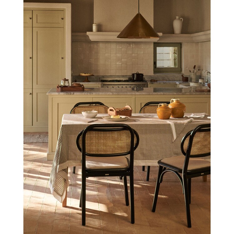 Стул Doriane из цельного вяза с черным лаком и мягким сиденьем